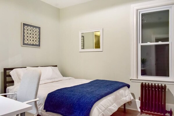 2 bedrooms, desk, iron/ironing board, WiFi