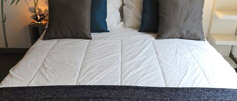 1 habitación, tabla de planchar con plancha, wifi gratis y ropa de cama