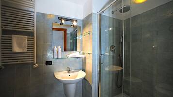 Douche, articles de toilette gratuits, sèche-cheveux, bidet