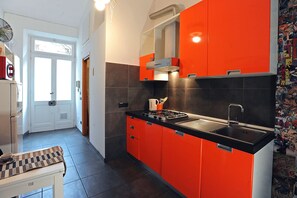 Kühlschrank, Mikrowelle, Wasserkocher, Kochgeschirr/Geschirr/Besteck