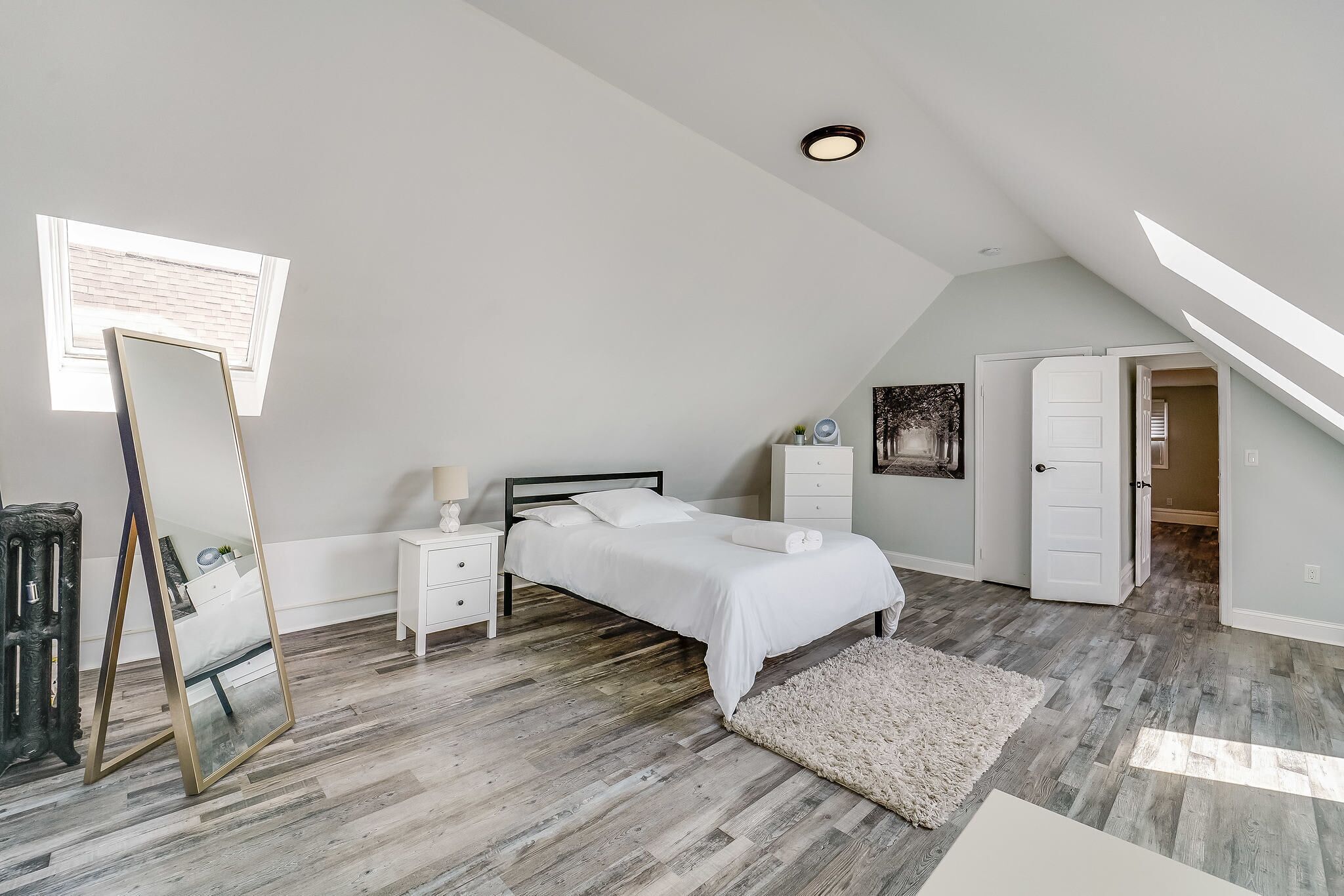 4 bedrooms, iron/ironing board, WiFi, bed sheets