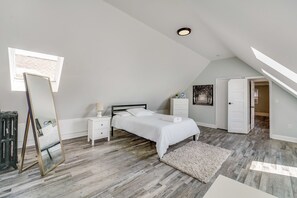 4 bedrooms, iron/ironing board, WiFi, bed sheets