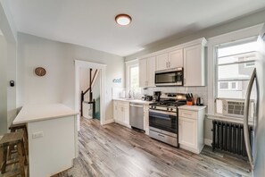 Jääkaappi, mikroaaltouuni, uuni, liesi