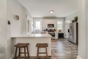 Coffee/tea maker, fridge, microwave, oven - 4BR/2BA Duplex Apt in Downtown Montclair w/Parking (Montclair)