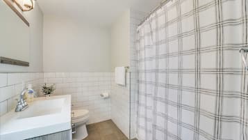 Douche, sèche-cheveux, savon