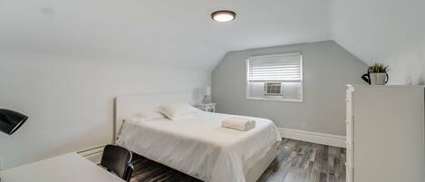 4 bedrooms, iron/ironing board, WiFi, bed sheets