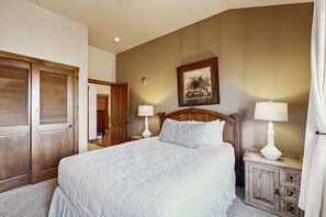 2 bedrooms, iron/ironing board, internet, bed sheets
