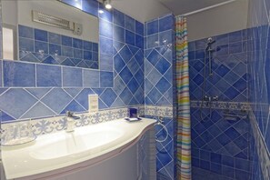 Towels - Nice studio 1 pool, terrace overlooking vineyards, quiet and comfortable (Signes)