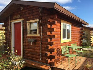 Outdoor dining - Earthsong Lodge - STAND (Healy)