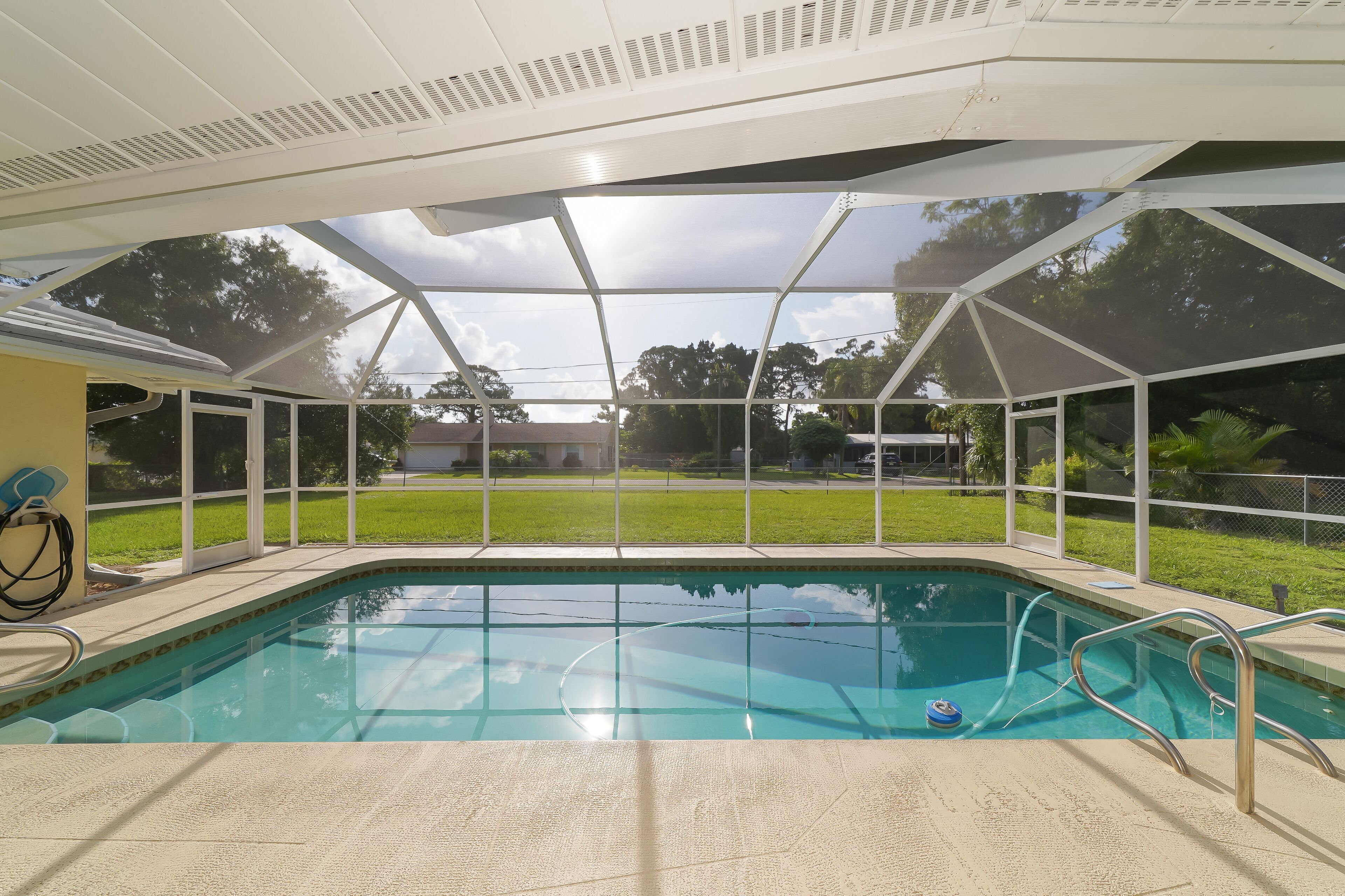 Huge ❤ Pool, Close to Beaches, Restaurants & Shops