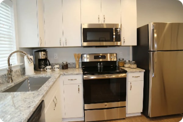 Refrigerador, microondas, lavavajillas y cafetera y tetera