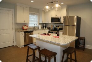 Refrigerador, microondas, lavavajillas y cafetera y tetera 