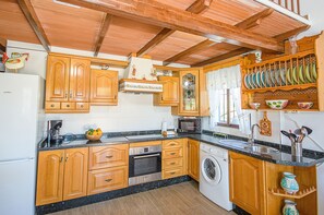 Réfrigérateur, micro-ondes, four, cafetière/bouilloire