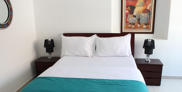 Chambre double, 1 très grand lit, salle de bain privée | Bureau, rideaux d’obscurcissement, fer et planche à repasser