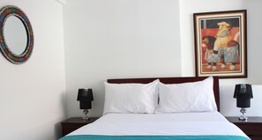 Habitación doble, 1 cama King size, baño privado | Escritorio, cortinas blackout y tabla de planchar con plancha 