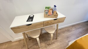 Budjet Double Room | Individually furnished, desk, laptop workspace, blackout drapes - MyTrip Porto (Matosinhos)