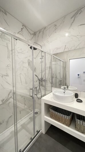 Double Room | Bathroom | Shower, rainfall showerhead, free toiletries, hair dryer