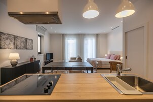 32-英寸智能电视 （配备有线频道）、电视