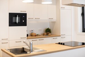 Frigorífico, microondas, máquina de café espresso y hervidor eléctrico