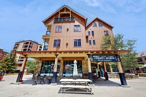 Exterior - Downtown Breckenridge condo with hot tubs, pool & fireplace - walk to lifts (Breckenridge)