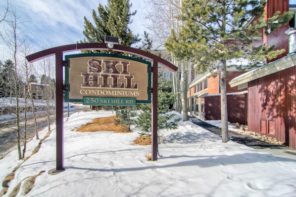 Property grounds - Downtown condo with hot tubs & pool - 100 yards to Breck Connect Gondola (Breckenridge)