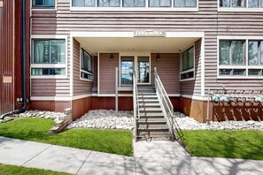 Exterior - Downtown condo with hot tubs & pool - 100 yards to Breck Connect Gondola (Breckenridge)