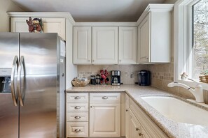 Fridge, microwave, oven, stovetop - Downtown condo with hot tubs & pool - 100 yards to Breck Connect Gondola (Breckenridge)