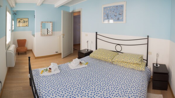 3 bedrooms, iron/ironing board, WiFi, bed sheets