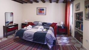 3 bedrooms, iron/ironing board, travel cot, WiFi - Lovely, Spacious Apartment in the Centre of Venice, (Venezia)