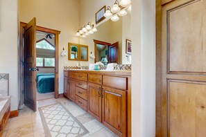 3 bedrooms, iron/ironing board, free internet, bed sheets - Spacious, ski-in/out townhome with hot tub, fireplace & heated garage (Breckenridge)