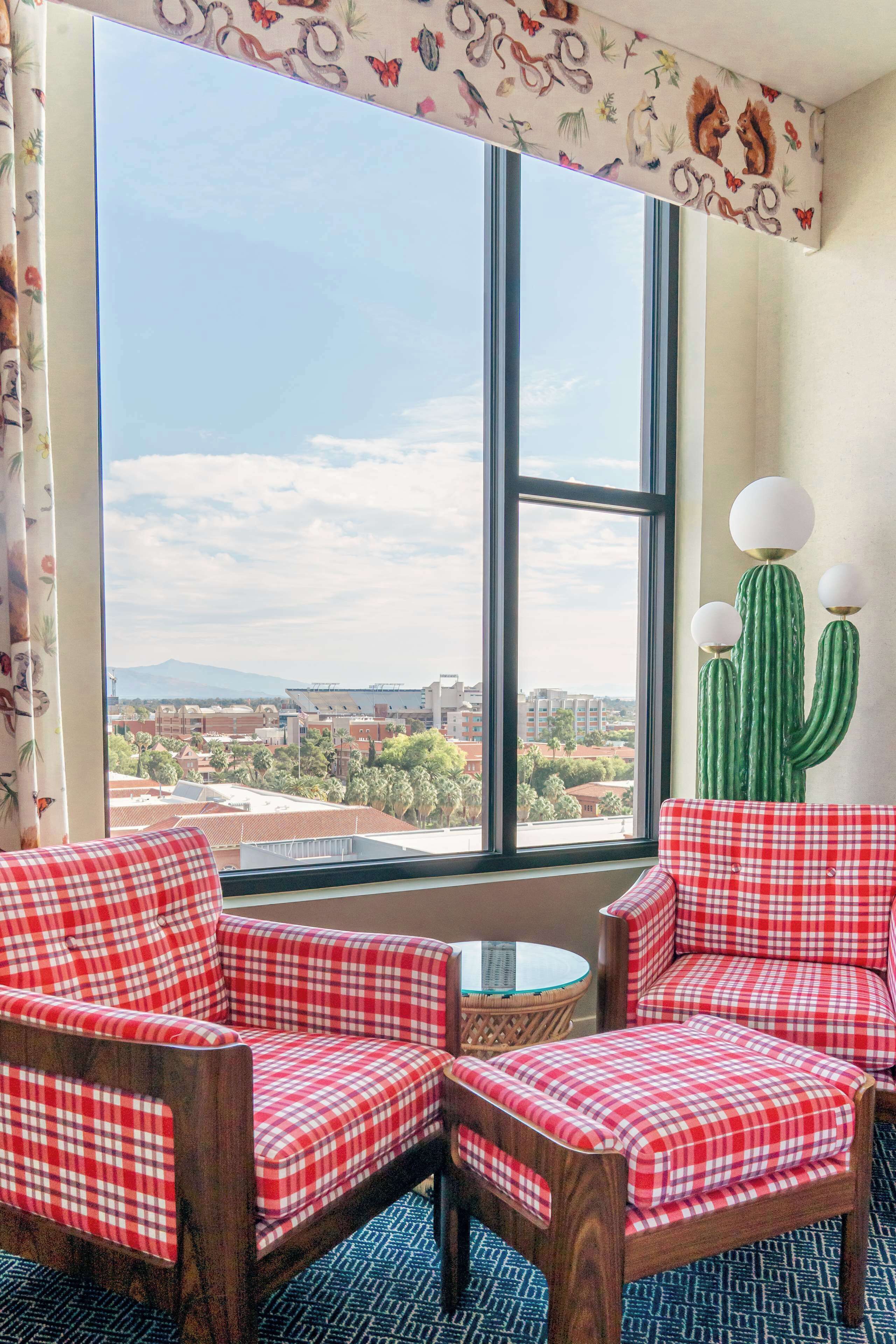 客房, 1 张特大床, 山景 (Graduate) | 起居区 | 49-英寸液晶电视 （配备有线频道）、电视