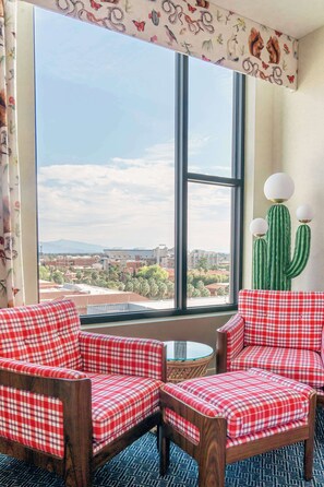 Phòng, 1 giường cỡ king, quang cảnh núi (Graduate) | Khu phòng khách | TV LCD 49-inch có truyền hình cáp, TV 