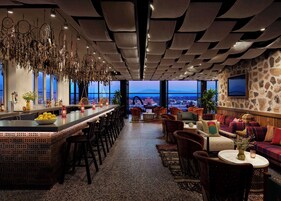 Breakfast and lunch served