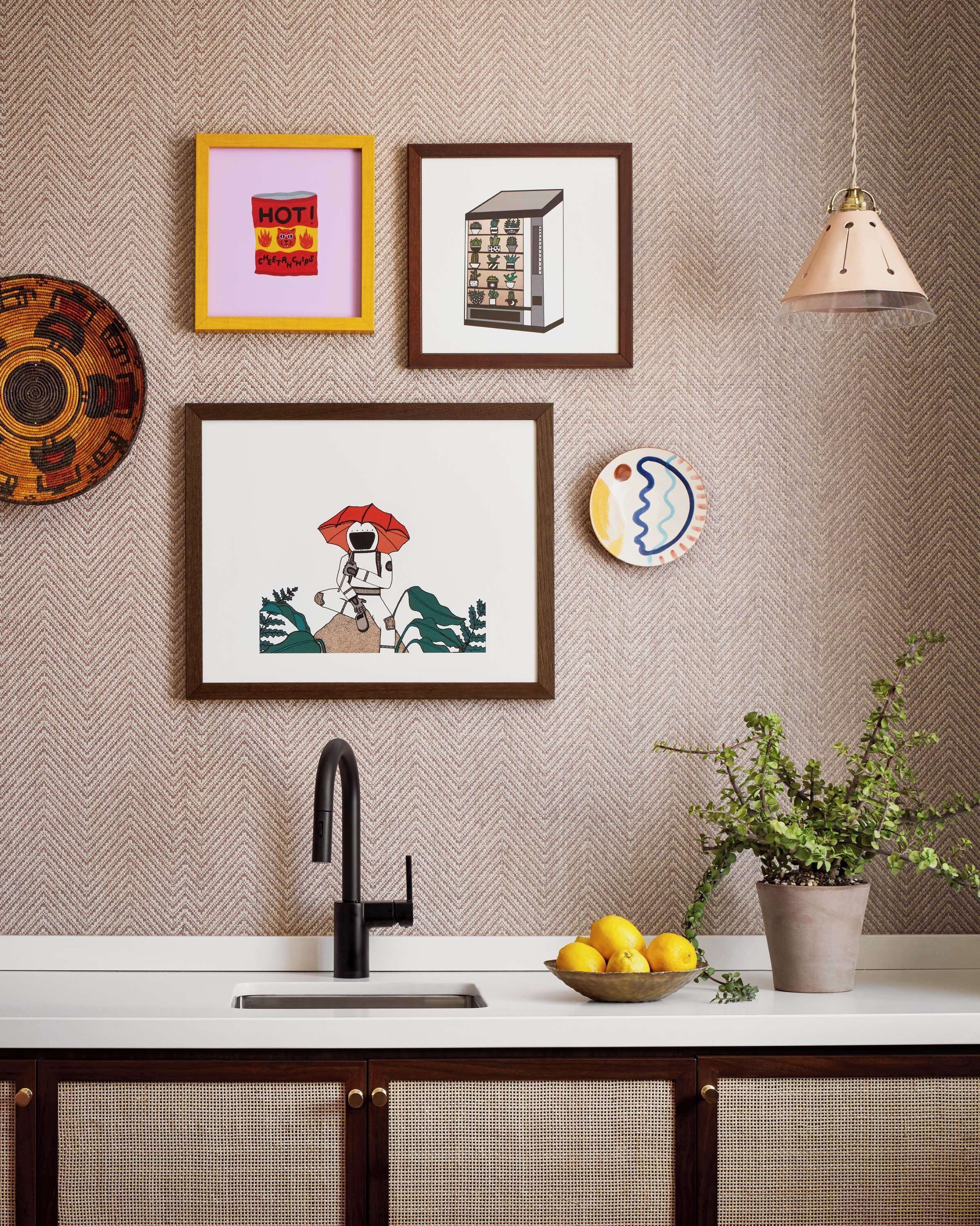 Une cuisine au design moderne, avec un robinet noir, un meuble en bois doté d’un panneau avant tressé, une plante en pot et un bol de citrons posé sur le plan de travail.
