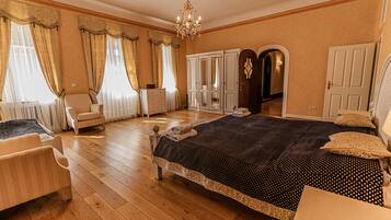 8 chambres, bureau, fer et planche Ă repasser, lit parapluie