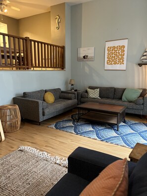 Een smart-tv, een tafeltennistafel, boeken en een stereo