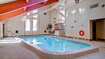 Innendørsbasseng og et oppvarmet basseng