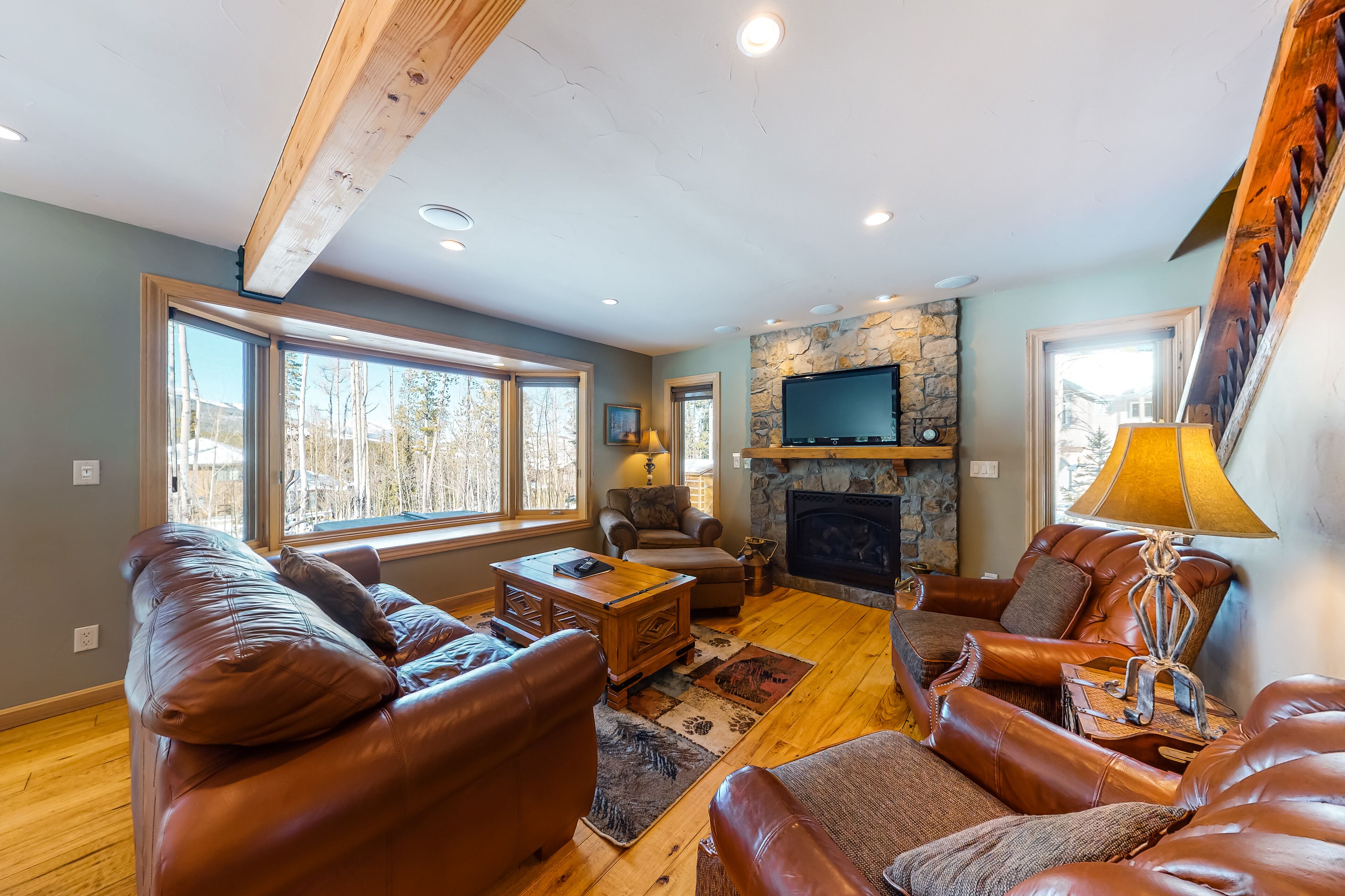 Stunning cabin with a private hot tub & gas fireplace - near ski resorts