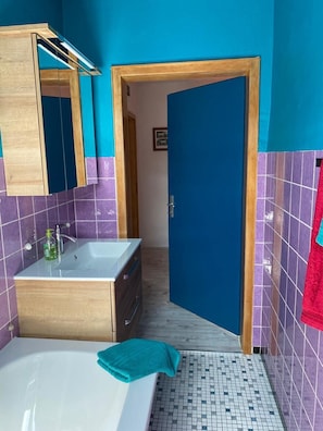 Bathtub, hair dryer, towels, soap - Ferienwohnung Albert, 2 Schlafzimmer, 90 Quadratmeter (Hauenstein)