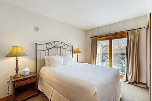 3 bedrooms, iron/ironing board, internet, bed sheets