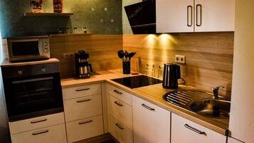 Geladeira, micro-ondas, fogão, cooktop