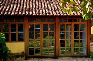 Vista frontal de la propiedad