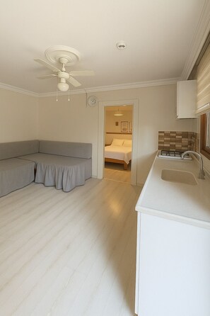 Family Room | Desk, bed sheets - Balim Butik Hotel (Ayvacik)