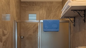 Ein Badezimmer mit Dusche, Toilette und Waschbecken.