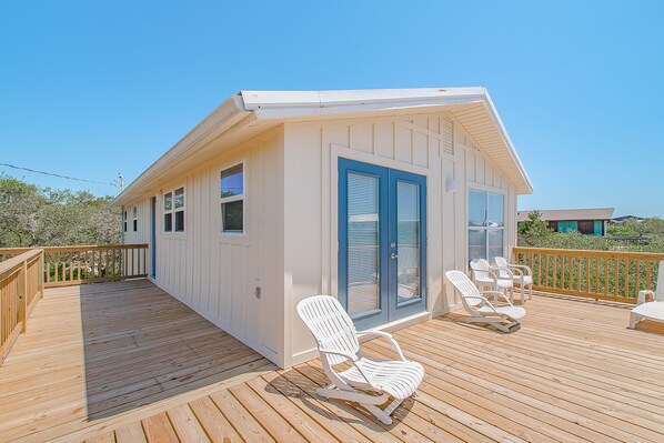 Terrace/patio - Walk to the beach!  Pet friendly cottage/beach on Fort Morgan Peninsula. (Gulf Shores)