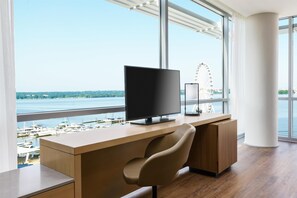 Kamer, 1 kingsize bed met slaapbank, uitzicht op rivier, hoek (Specialty) | Luxe beddengoed, pillowtop-bedden, een bureau, een laptopwerkplek