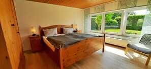 3 slaapkamers, een strijkplank/strijkijzer, reisbedje, gratis wifi