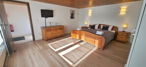 3 slaapkamers, een strijkplank/strijkijzer, reisbedje, gratis wifi