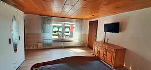 3 bedrooms, iron/ironing board, travel cot, free WiFi