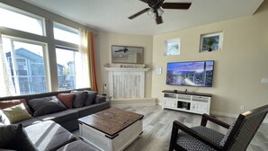 Una sala de estar con un sofá, una mesa de centro y un televisor.
